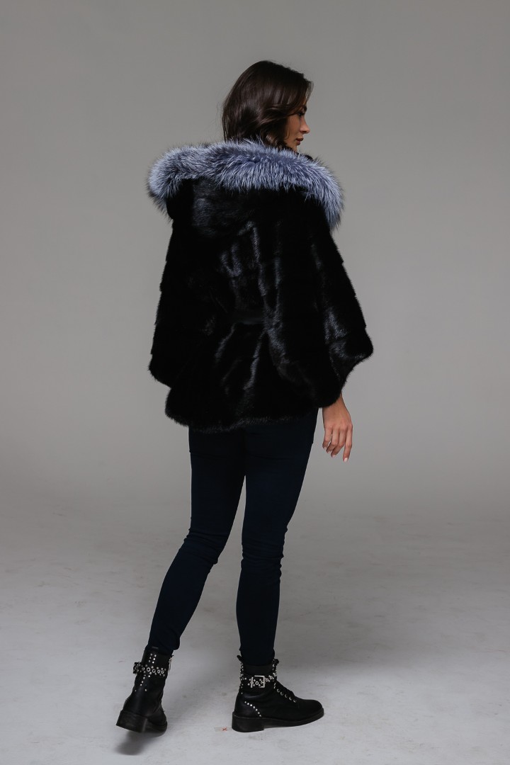 Стильная куртка (пончо, шуба) свободного кроя в поперечной раскладке меха и с капюшоном из меха чернобурки 75/80 см, модель НИ-03