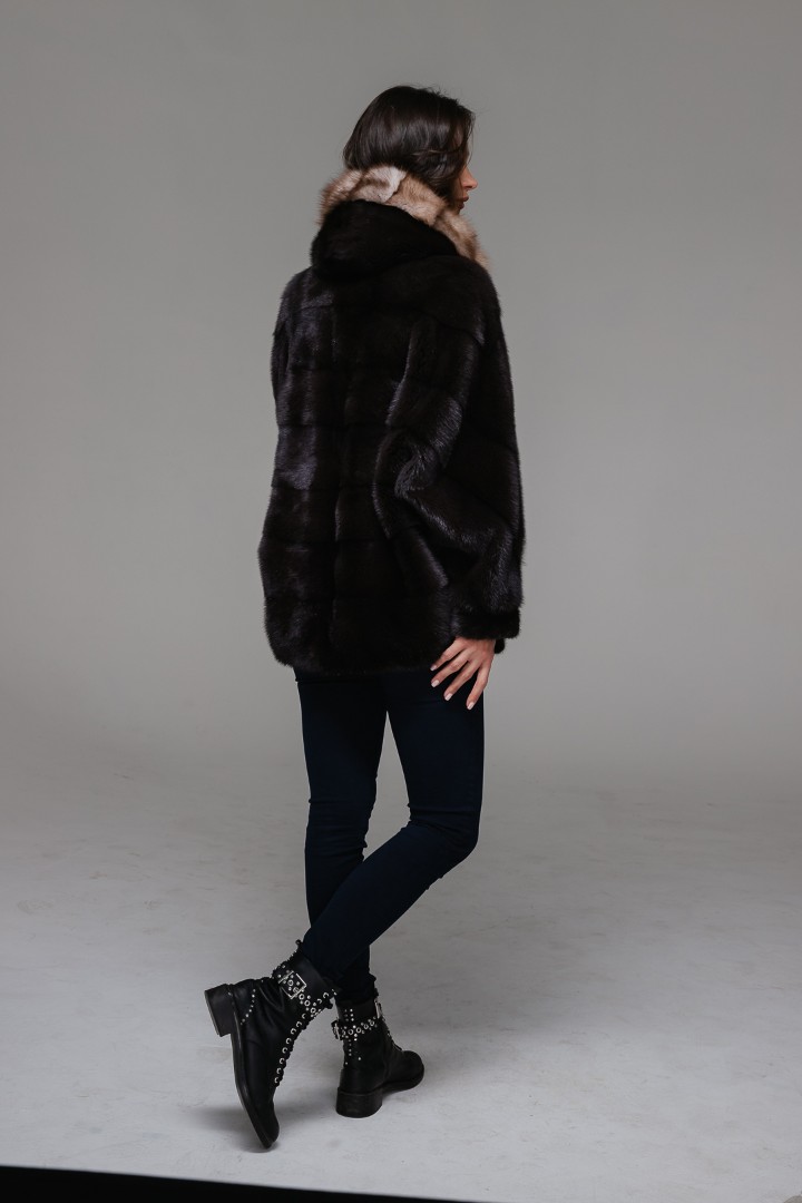 Стильная куртка (пончо, шуба) свободного кроя в поперечной раскладке меха и с капюшоном из меха куницы 75/80 см, модель НИ-04, цена, фото