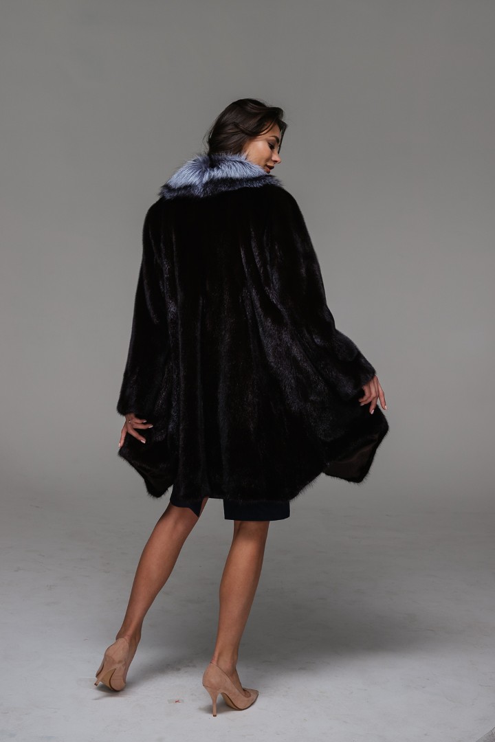 Фантастическое манто (шуба) из норки, декорировано мехом чернобурки черного цвета, модель НИ-06