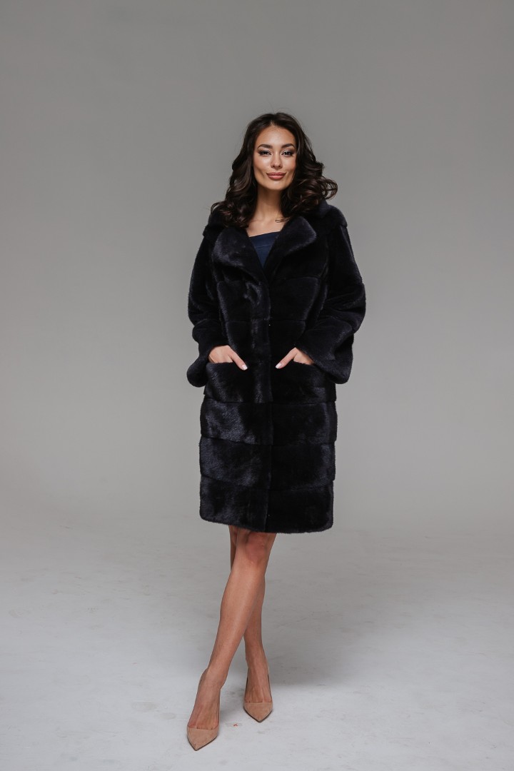 Стильное пальто (шуба) из меха норки, прямого фасона  с английским воротником и в поперечной раскладке меха черного цвета, модель НИ-07