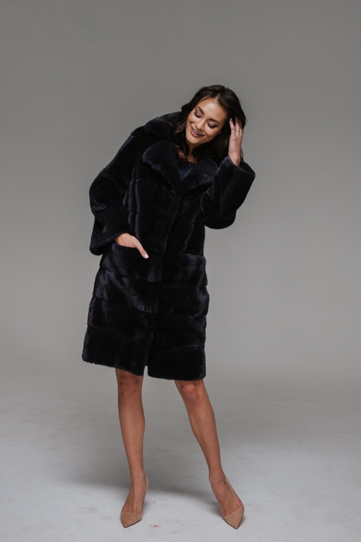 Стильное пальто (шуба) из меха норки, прямого фасона  с английским воротником и в поперечной раскладке меха черного цвета, модель НИ-07, цена, фото