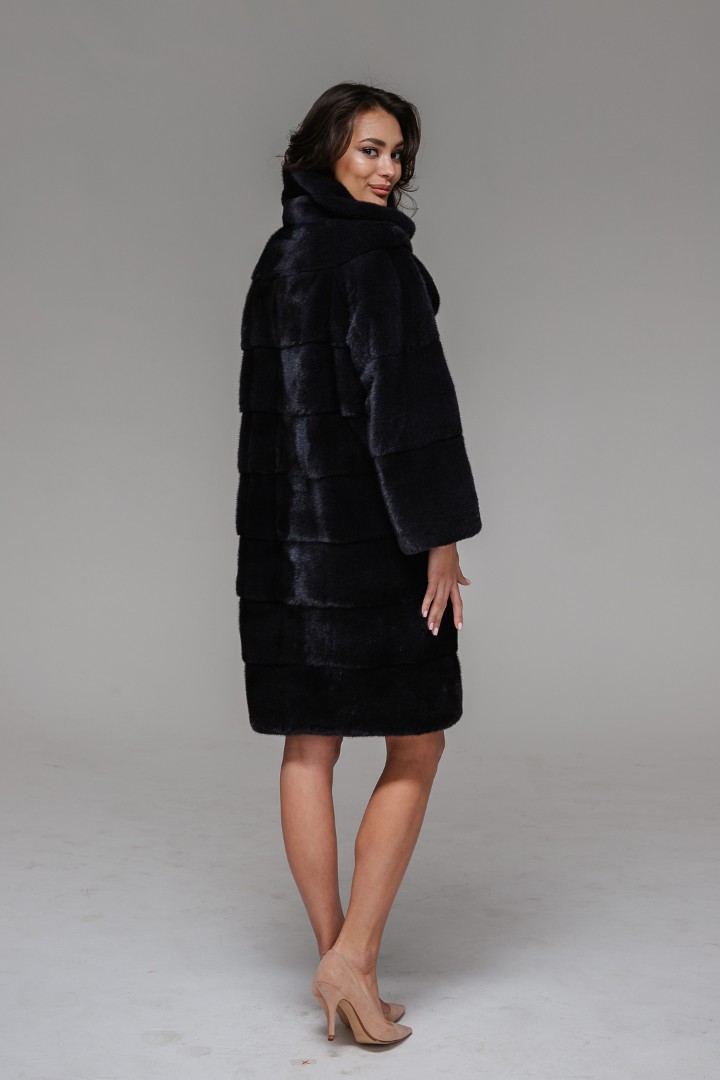 Стильное пальто (шуба) из меха норки, прямого фасона  с английским воротником и в поперечной раскладке меха черного цвета, модель НИ-07, цена, фото